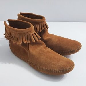 New. Minnetonka Women's Tan Suede Fringe Indoor Use Booties. Size 9 US.